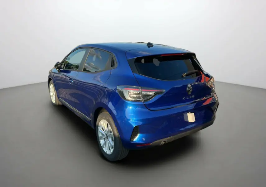 Renault Clio DCI 100 Evolution Camera bleu iron vue 3/4 arrière droit avec feux arrière LED et jantes alliage.