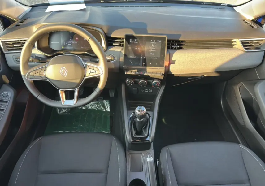 Vue intérieure avant de la Renault Clio DCI 100 Evolution Camera 2025, avec volant multifonction et boîte manuelle.