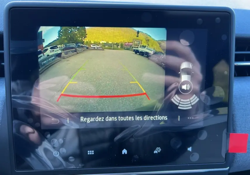 Écran de caméra de recul de la Renault Clio DCI 100 Evolution Bleu iron 2025 avec guidage de trajectoire visible.