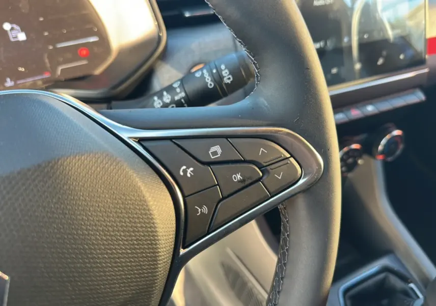 Gros plan sur le volant avec commandes multifonctions de la Renault Clio DCI 100 Evolution Camera 2025.