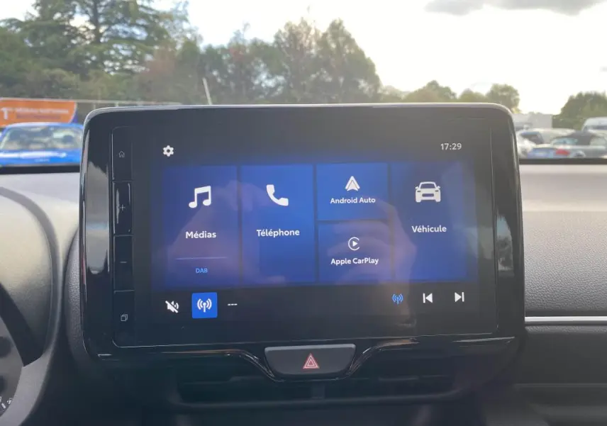Écran tactile 9 pouces du système Toyota Touch 3 dans une Toyota Yaris hybride 2025, vue intérieure frontale.
