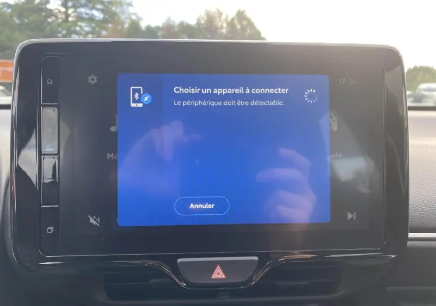 Écran tactile 9 pouces du système Toyota Touch 3 dans une Toyota Yaris Bleu Genièvre, vue frontale intérieure.
