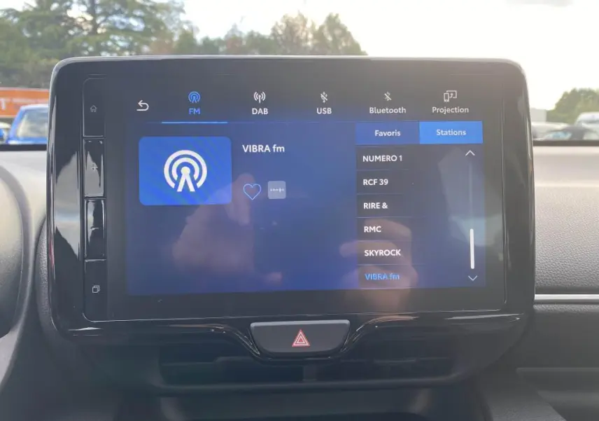Écran tactile 9 pouces du système audio Toyota Touch 3 dans une Toyota Yaris 2025, vue frontale intérieure.