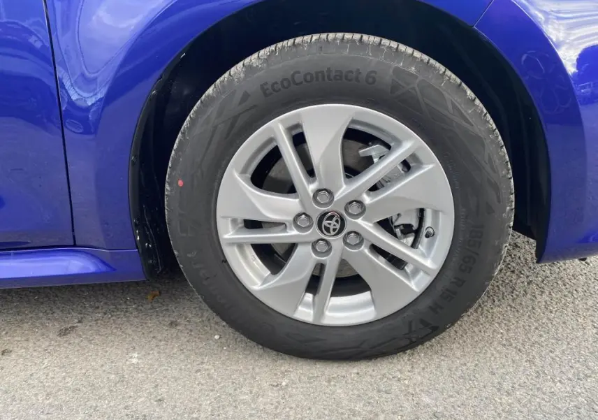 Gros plan sur la jante alliage 15 pouces et le pneu Continental d'une Toyota Yaris Bleu Genièvre côté avant droit.