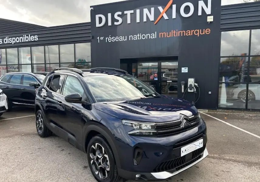 Citroën C5 Aircross bleu Eclipse métal en 3/4 avant, avec calandre noir brillant et jantes diamantées bi-ton.