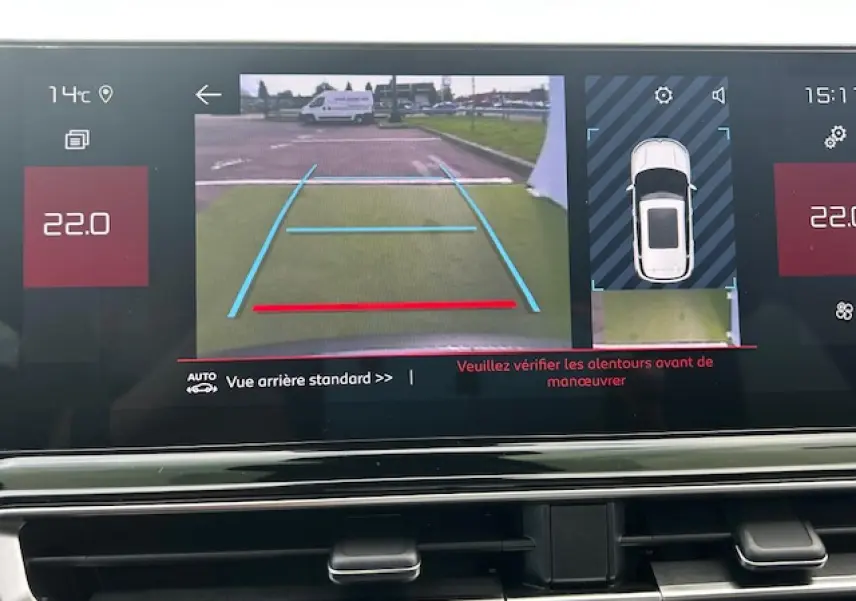 Affichage de la caméra de recul et vue 360° sur l'écran tactile du Citroën C5 Aircross 2025, intérieur moderne.