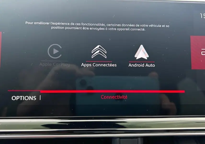 Écran tactile du système de navigation du Citroën C5 Aircross 2025 affichant les options Apple CarPlay et Android Auto.