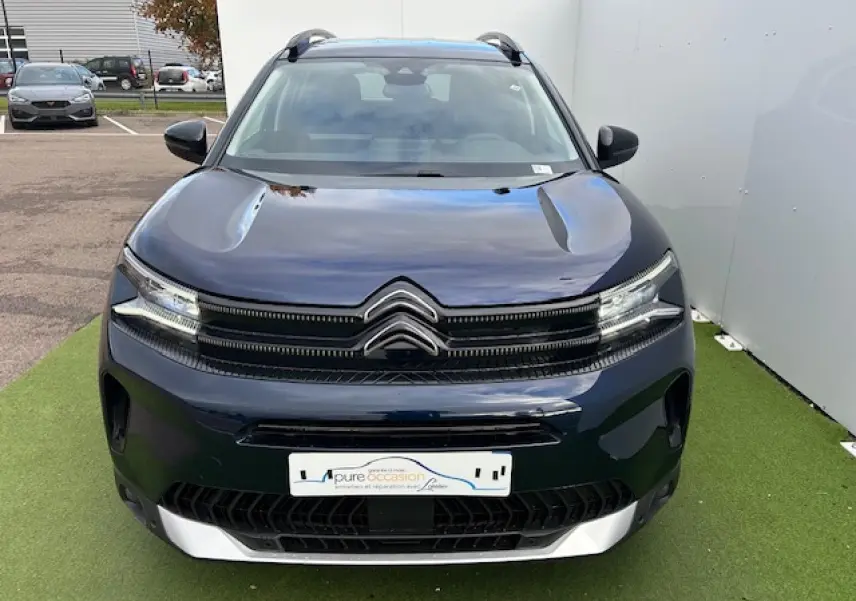Citroën C5 Aircross bleu Eclipse métal vue de face avec calandre noire brillante et logo double chevron chrome.
