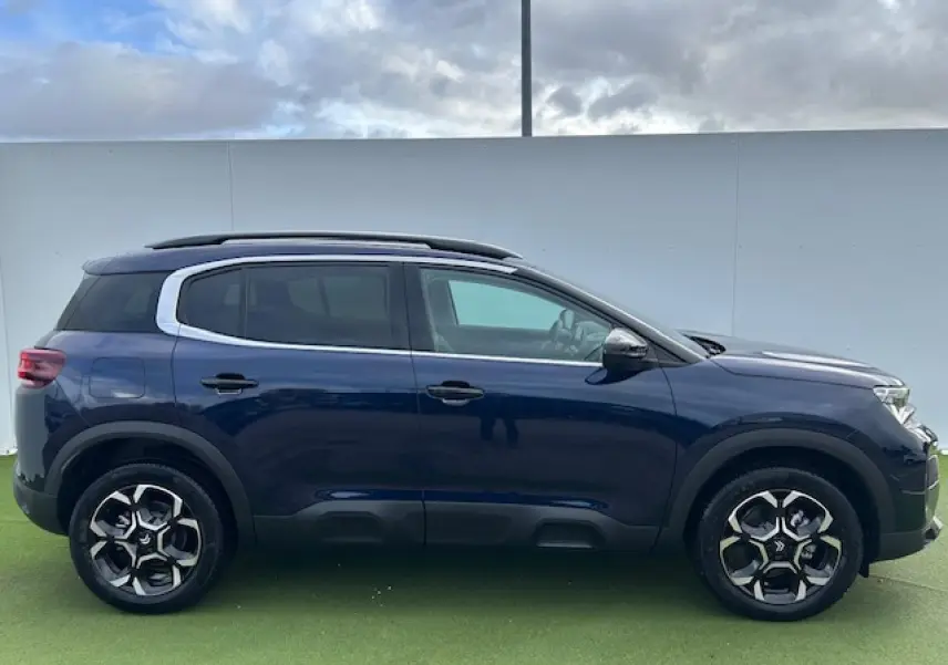 Profil droit du Citroën C5 Aircross bleu Eclipse métallisé avec jantes alliage 18 pouces et toit noir.