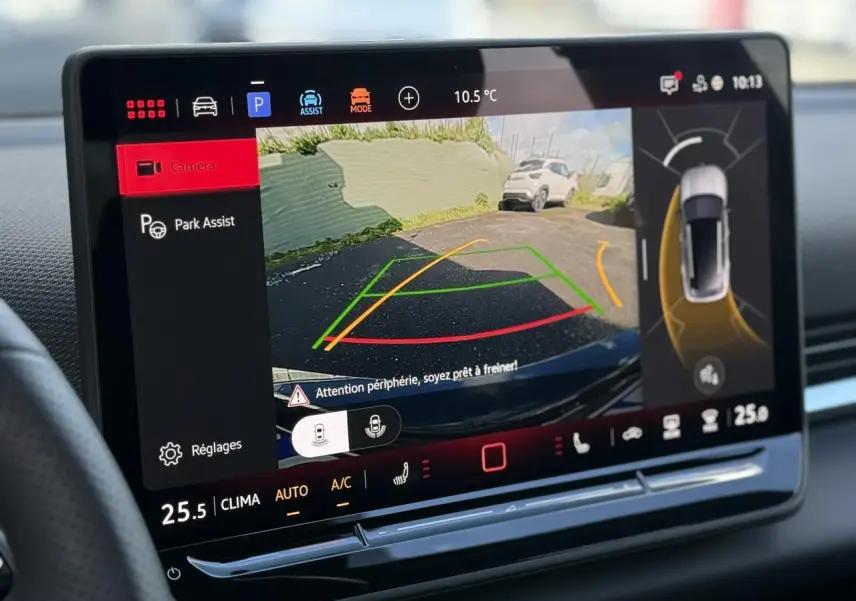 Écran tactile intérieur montrant la caméra de recul et l'assistance au stationnement du Volkswagen T-Roc 2026.