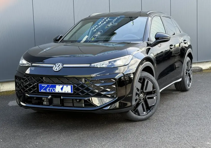 Volkswagen T-Roc 2026 noir ébène en 3/4 avant droit avec jantes noires et projecteurs IQ.Light allumés.