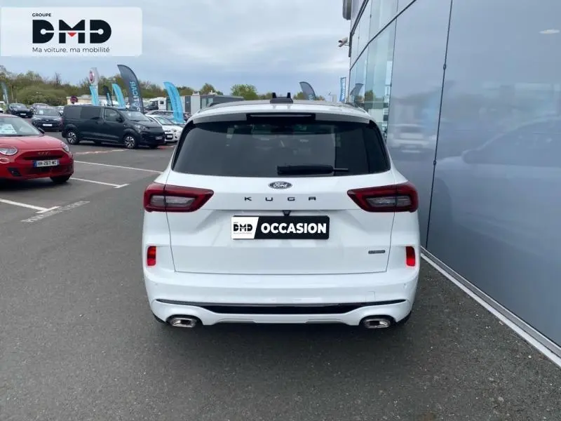 Vue arrière d'un Ford Kuga blanc Glacier 2026 avec double sortie d'échappement et vitres surteintées.