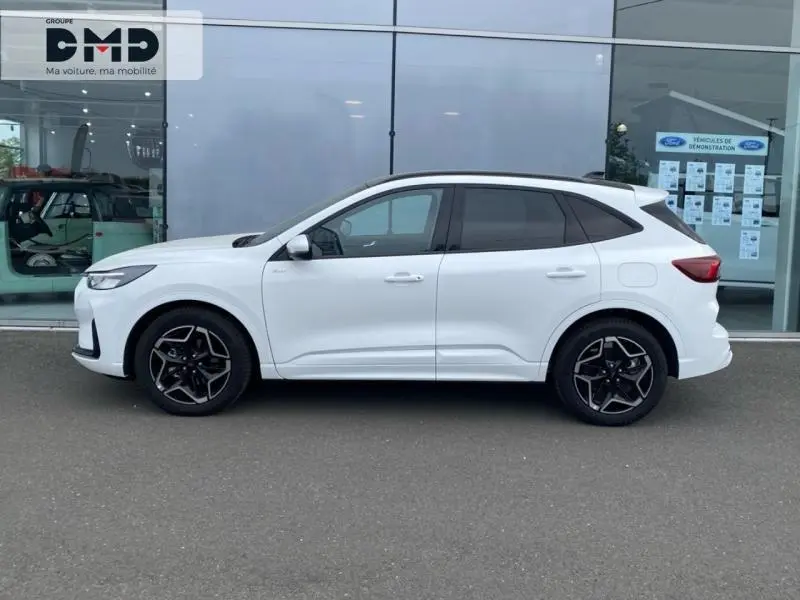 Ford Kuga blanc glacier vue de profil côté gauche avec jantes alu noires design ST-Line.