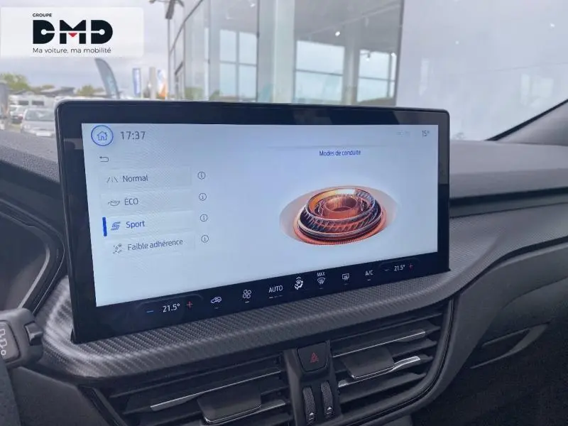 Vue intérieure du tableau de bord du Ford Kuga 2026 avec écran tactile affichant les modes de conduite.
