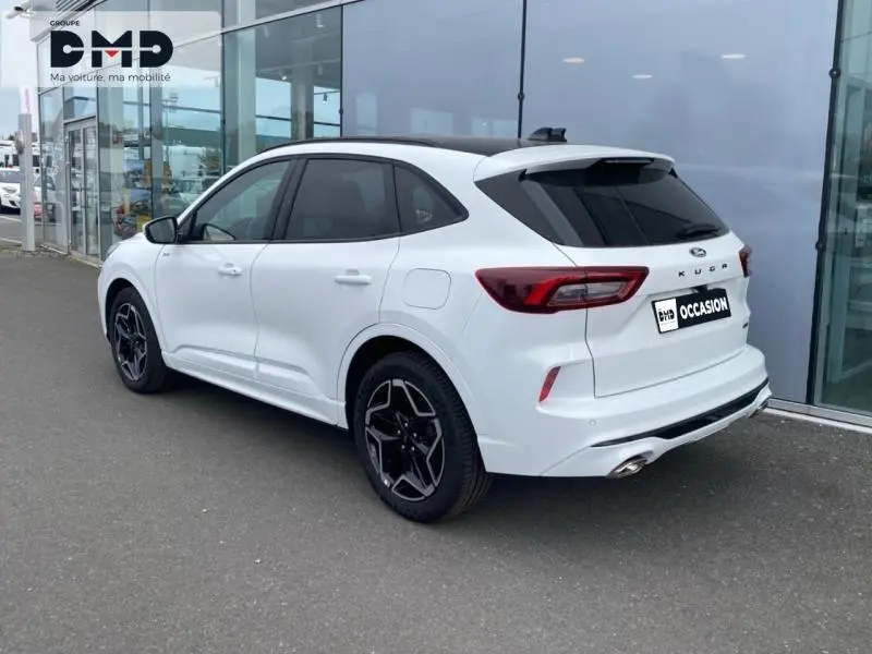 Vue 3/4 arrière droite d'un Ford Kuga blanc Glacier avec jantes noires et toit panoramique.