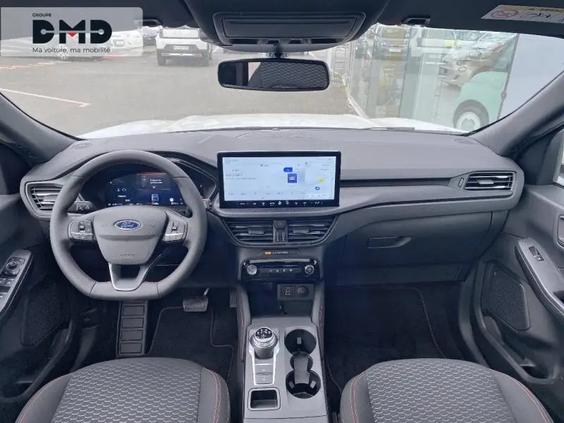 Vue intérieure avant du Ford Kuga blanc Glacier 2026, avec tableau de bord numérique et écran tactile central.