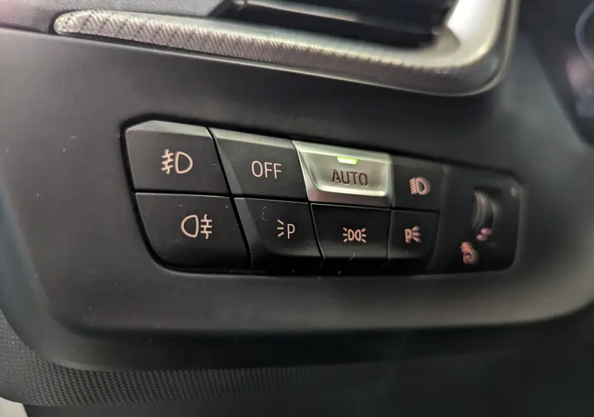 Panneau de commandes d'éclairage intérieur noir avec bouton auto allumé sur BMW Série 1 F40 blanc alpin 2023.