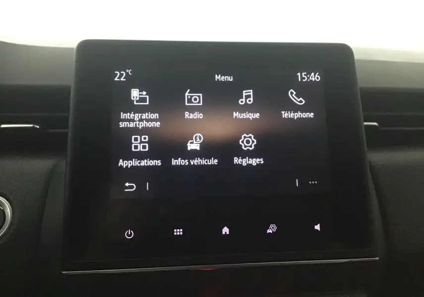 Écran tactile central de la Renault Clio V gris platine affichant le menu multimédia avec intégration smartphone et radio.