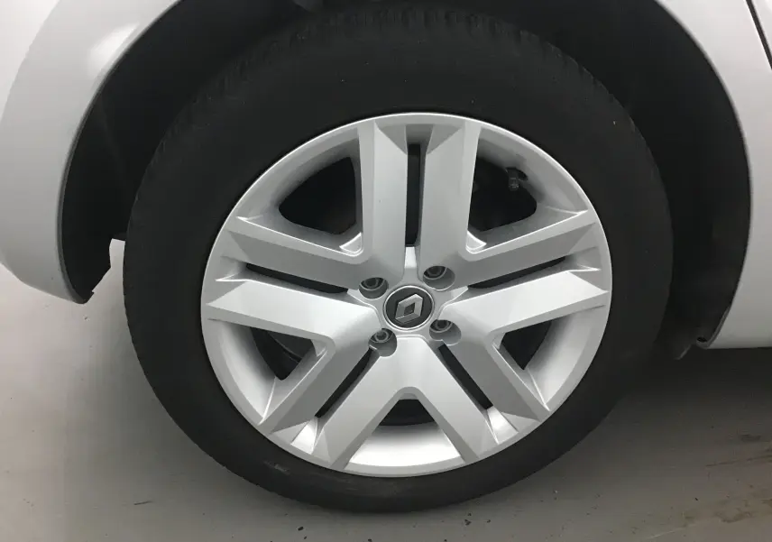 Gros plan sur la roue avant droite de la Renault Clio V gris platine, avec jante alliage au design moderne.