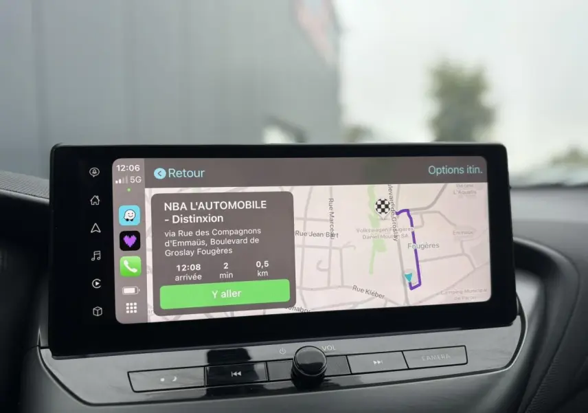 Écran tactile du système de navigation NissanConnect du Nissan Juke blanc nacré, vue intérieure du tableau de bord.