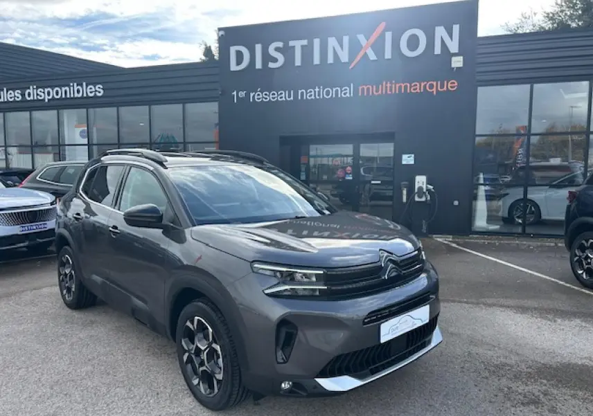 Citroën C5 Aircross gris platinium métal en 3/4 avant droit avec calandre noir brillant et jantes diamantées.