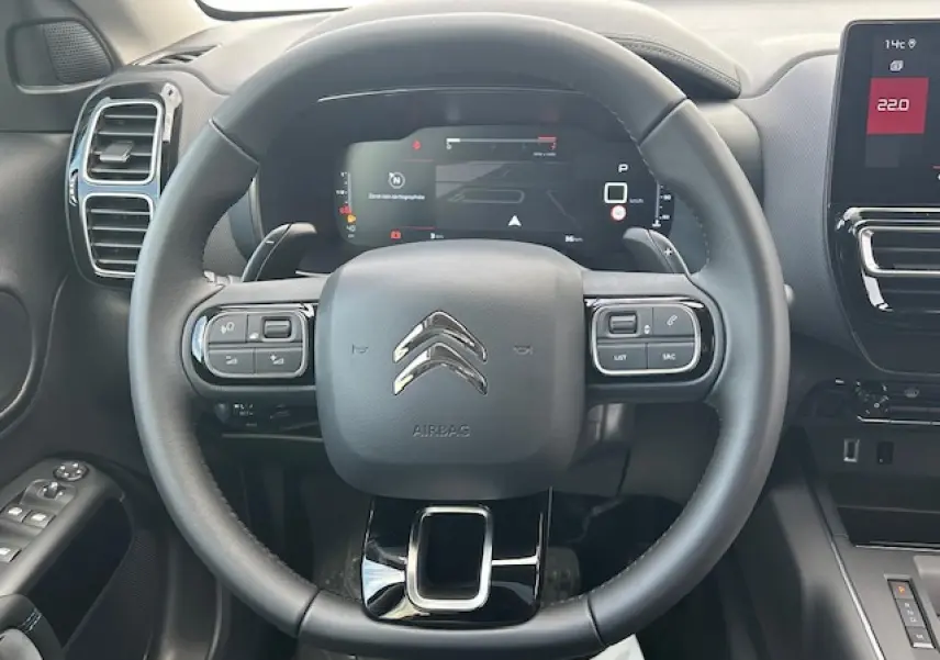 Volant cuir noir avec commandes intégrées et combiné numérique 12,3 pouces dans l'habitacle du Citroën C5 Aircross 2025.