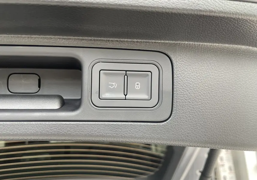 Gros plan sur les boutons d'ouverture et de verrouillage du hayon du coffre du BYD SEAL U gris Time Grey, version 2025.