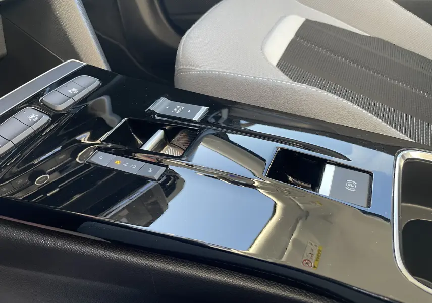 Le levier de vitesse automatique noir brillant de l'Opel Mokka 2023, avec siège gris en arrière-plan.