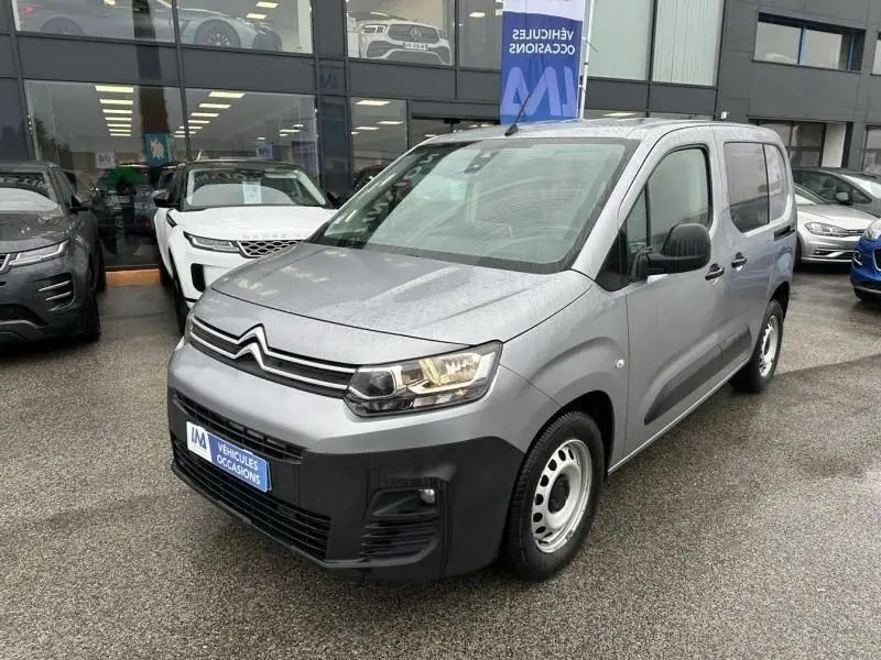Vue 3/4 avant droit d'un Citroën Berlingo van gris métal 2020 avec calandre noire et jantes acier simples.