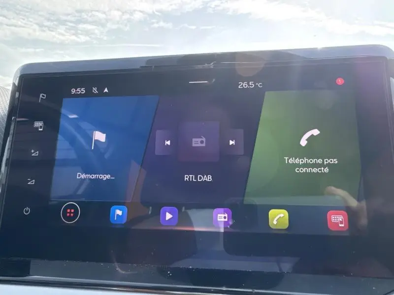 Écran tactile central du SEAT Arona 2022 affichant la radio RTL DAB et l'alerte téléphone non connecté