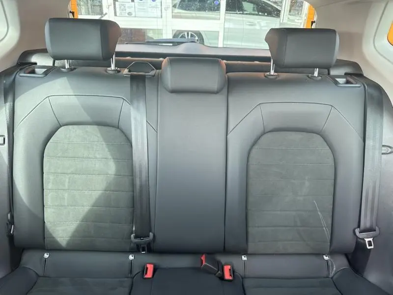 Banquette arrière noire en tissu du SEAT Arona 2022 vue de face avec appuie-têtes et ceintures de sécurité.