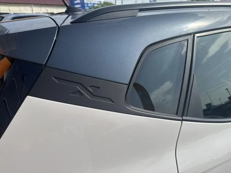 Détail du côté arrière droit blanc Nevada Métal avec toit gris Magnétique et insert décoratif 'X' du SEAT Arona 2022.
