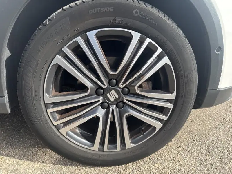 Gros plan sur la jante alu 17 pouces Dynamic Machined du SEAT Arona blanc Nevada avec pneu Michelin