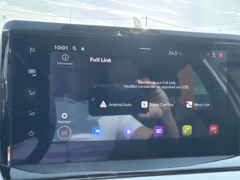 Écran tactile du système multimédia Full Link dans le tableau de bord d'une SEAT Arona 2022.