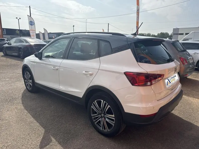 SEAT Arona 2022 blanc Nevada avec toit gris magnétique, vue 3/4 arrière côté gauche, jantes alliage 17 pouces.