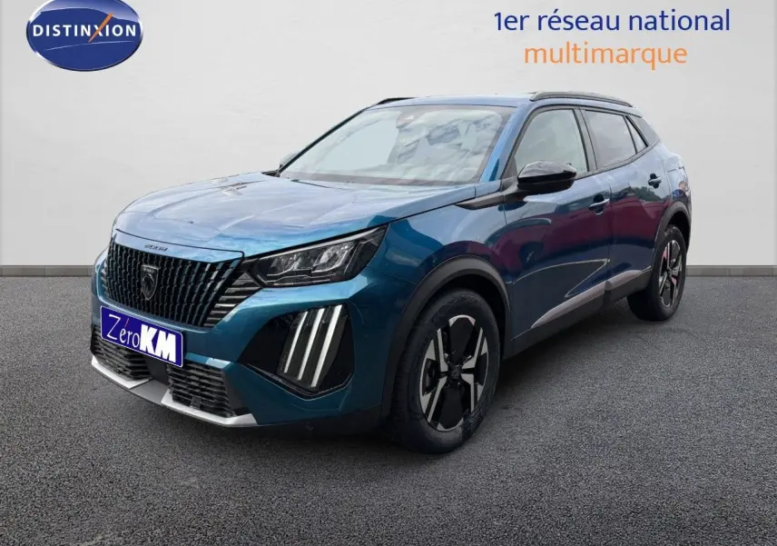 Peugeot 2008 Hybrid 136ch bleu obsession métal en 3/4 avant droit avec calandre noire et feux LED distinctifs.