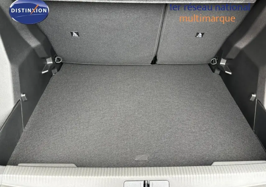 Coffre spacieux et propre du Peugeot 2008 Hybrid 136ch Allure, vue intérieure arrière avec revêtement gris.