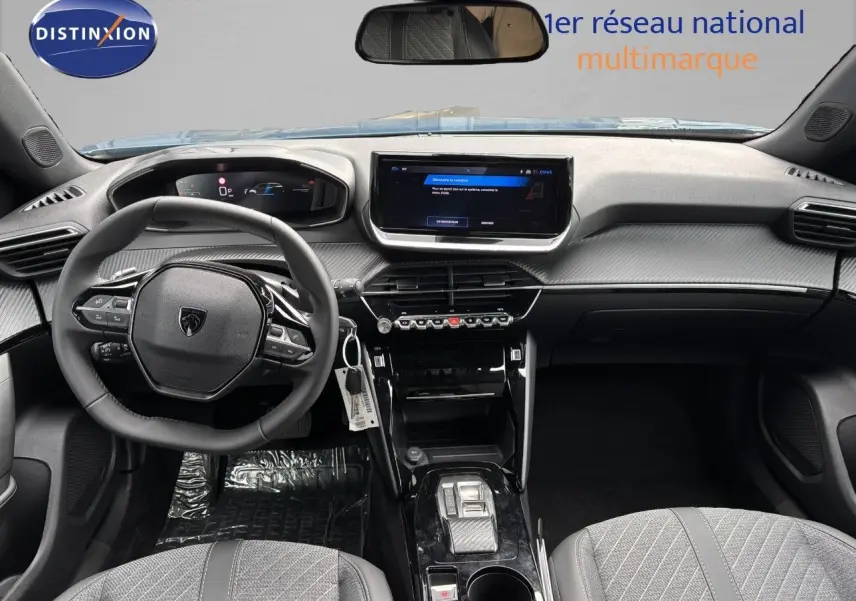 Vue intérieure avant du Peugeot 2008 Hybrid 136ch Allure avec tableau de bord moderne et volant compact noir.