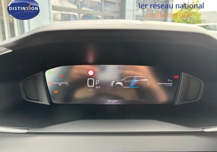 Tableau de bord numérique du Peugeot 2008 Hybrid 136ch en vue frontale, affichant les informations de conduite en mode ECO.