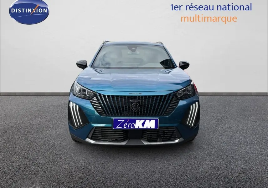 Vue frontale d'un Peugeot 2008 Hybrid 136ch Allure en bleu obsession métal avec phares LED distinctifs allumés.