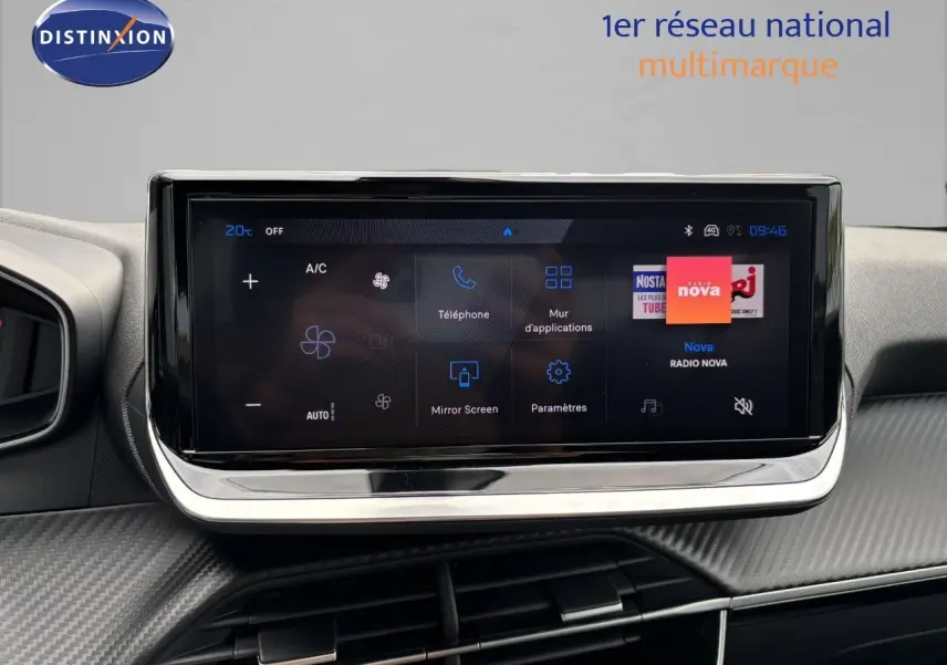 Écran tactile central du tableau de bord du Peugeot 2008 Hybrid 136ch, interface multimédia affichée.