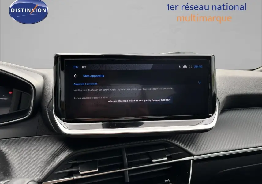 Écran tactile central du tableau de bord du Peugeot 2008 Hybrid 136ch Allure, ambiance intérieure moderne et épurée.