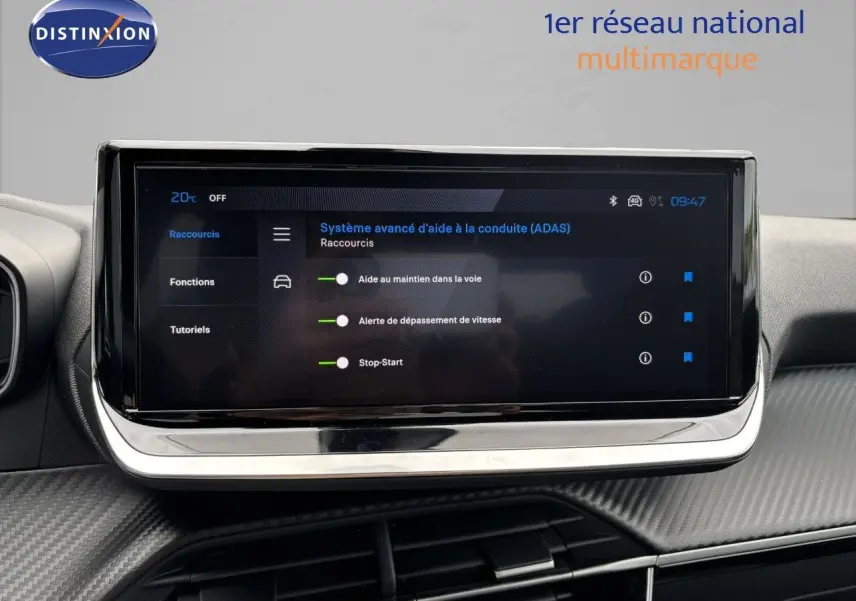 Écran tactile central du Peugeot 2008 Hybrid 136ch Allure 2025 affichant les aides à la conduite.