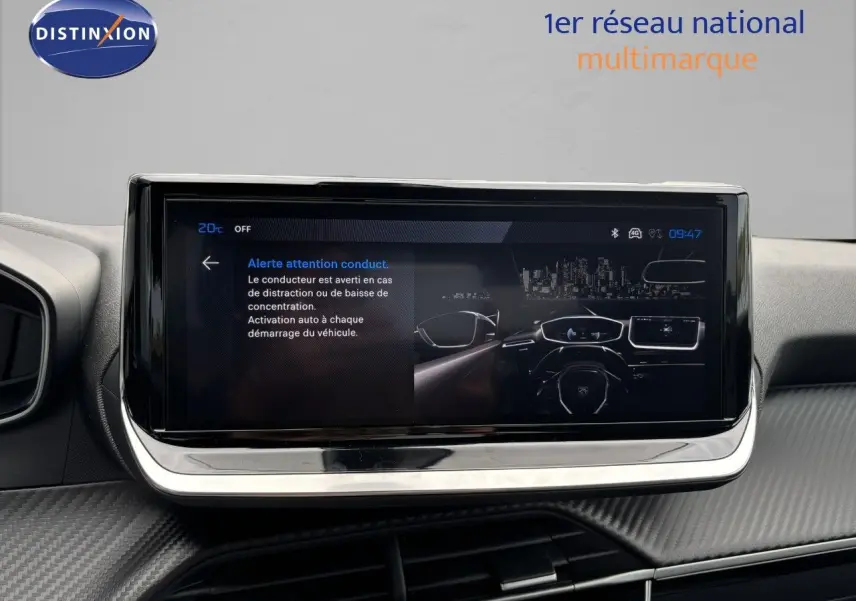 Écran tactile central affichant une alerte de conduite dans l'habitacle du Peugeot 2008 hybride 2025.