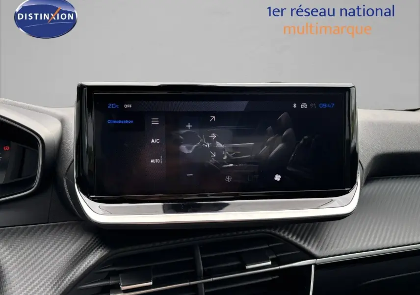 Écran tactile central du tableau de bord du Peugeot 2008 Hybrid 136ch Allure avec finition carbone et ambiance moderne.