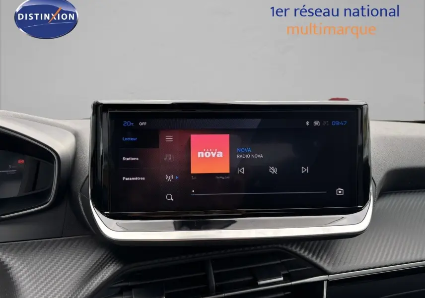 Écran tactile central allumé du tableau de bord du Peugeot 2008 Hybrid 136ch Allure, ambiance intérieure moderne.