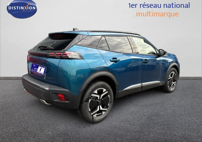 Peugeot 2008 Hybrid bleu obsession métal en 3/4 arrière droit, avec jantes noires et toit noir contrasté.