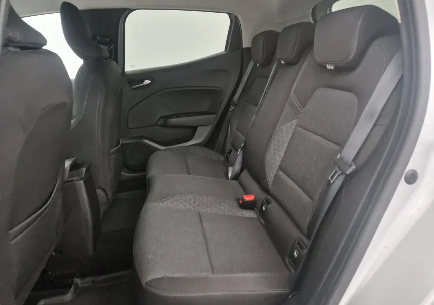 Vue intérieure côté droit des sièges arrière en tissu gris foncé de la Renault Clio V 1.0 TCE 90 Zen 2021.