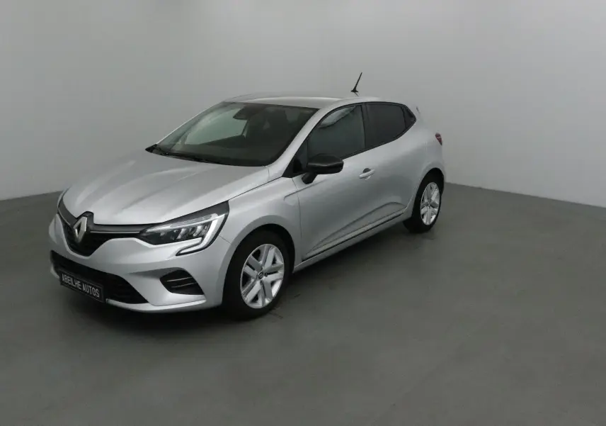 Renault Clio V gris platine vue 3/4 avant droit, mettant en valeur ses lignes modernes et ses phares LED.