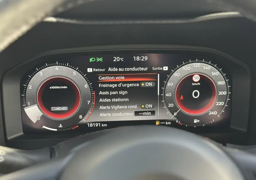 Tableau de bord digital du Nissan Juke 2025 affichant les aides à la conduite et compteurs à 0 km/h.